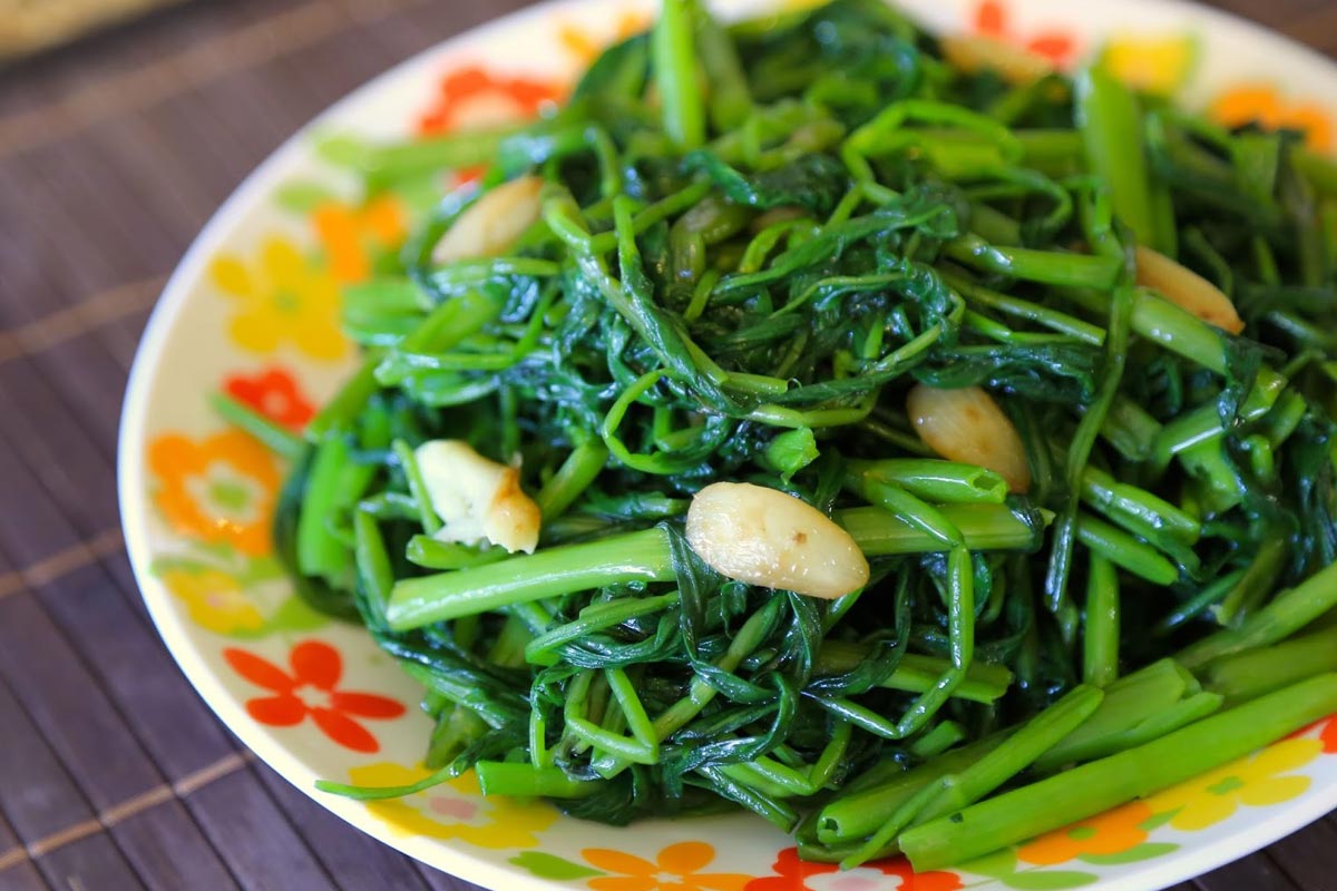 Rau muống xào (Stir-fried Kang Kong). 